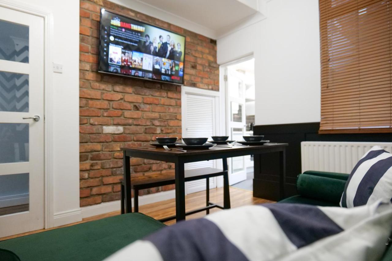 Broadway Belfast! Central Location! Sleeps 6! エクステリア 写真